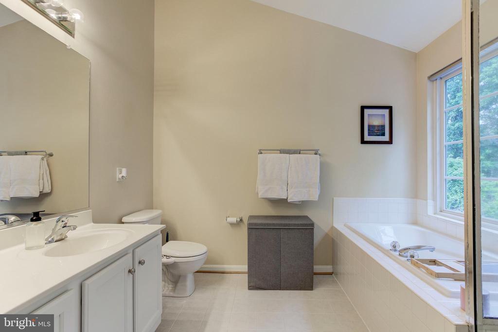 5136 Race Pointe Pl