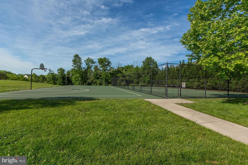 9038 FALCON GLEN CT