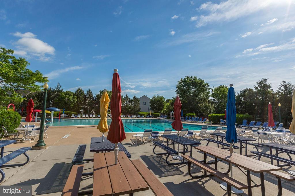 9038 FALCON GLEN CT