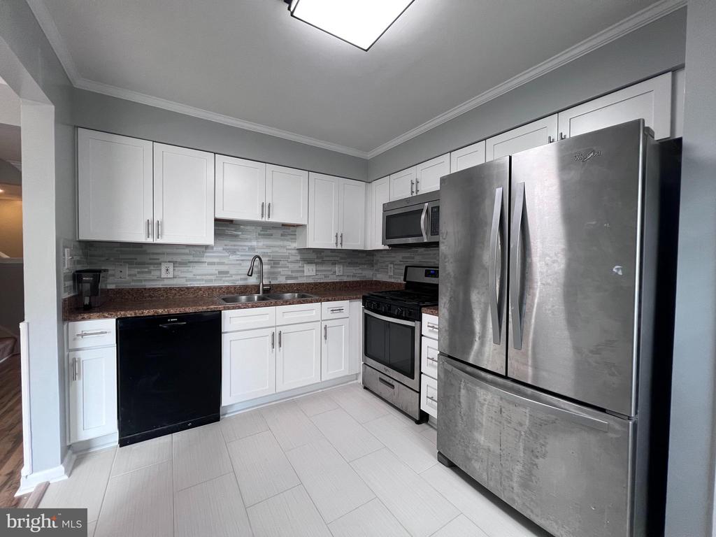 9038 FALCON GLEN CT
