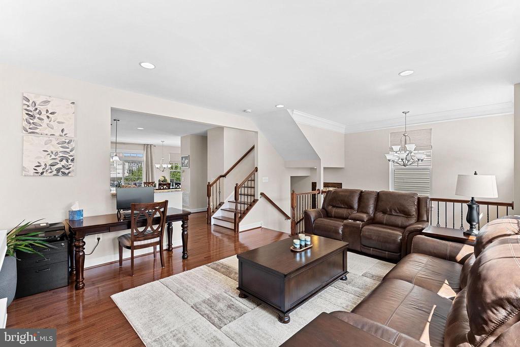 8943 ENGLEWOOD FARMS DRIVE