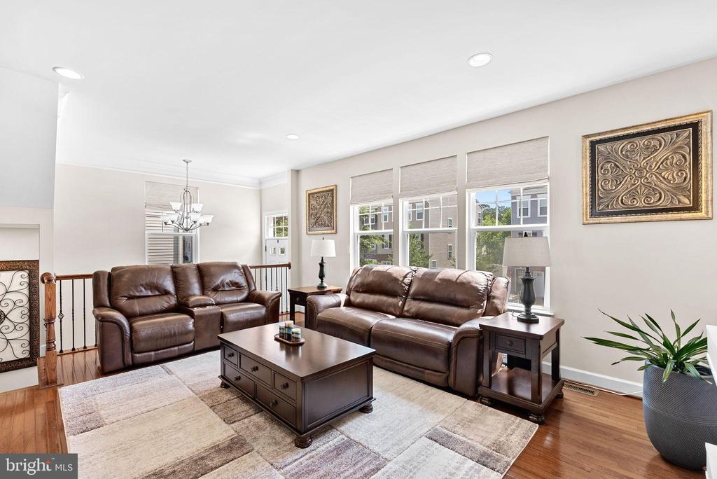 8943 ENGLEWOOD FARMS DRIVE