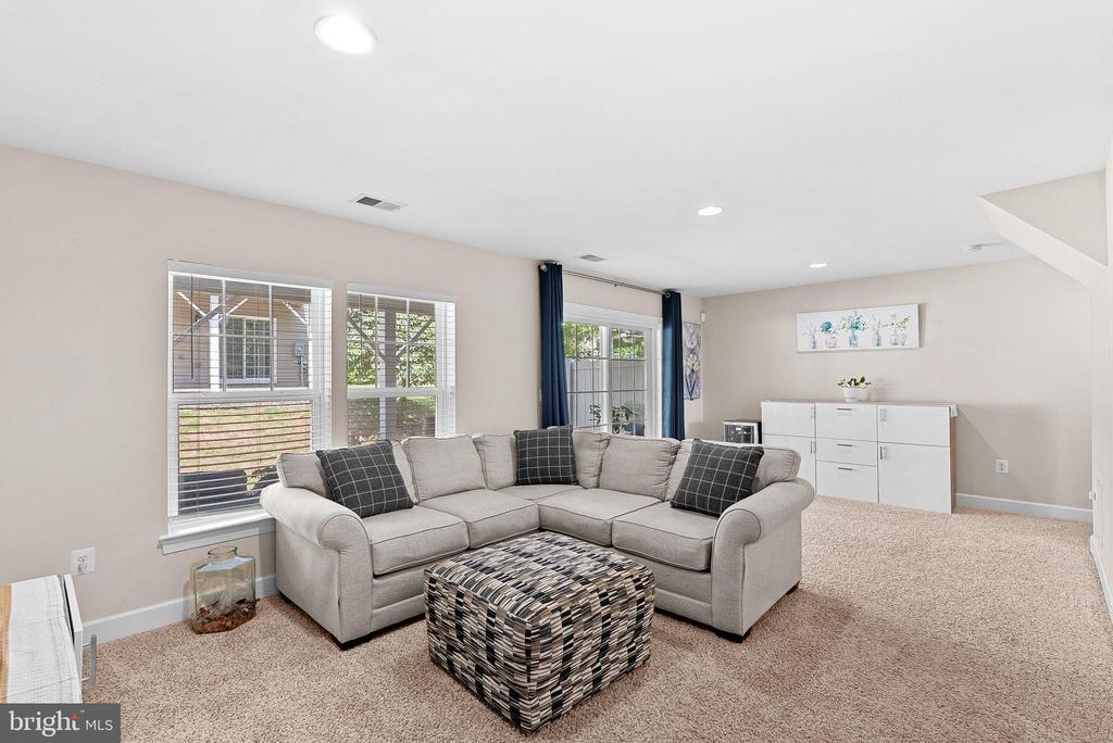 8943 ENGLEWOOD FARMS DRIVE