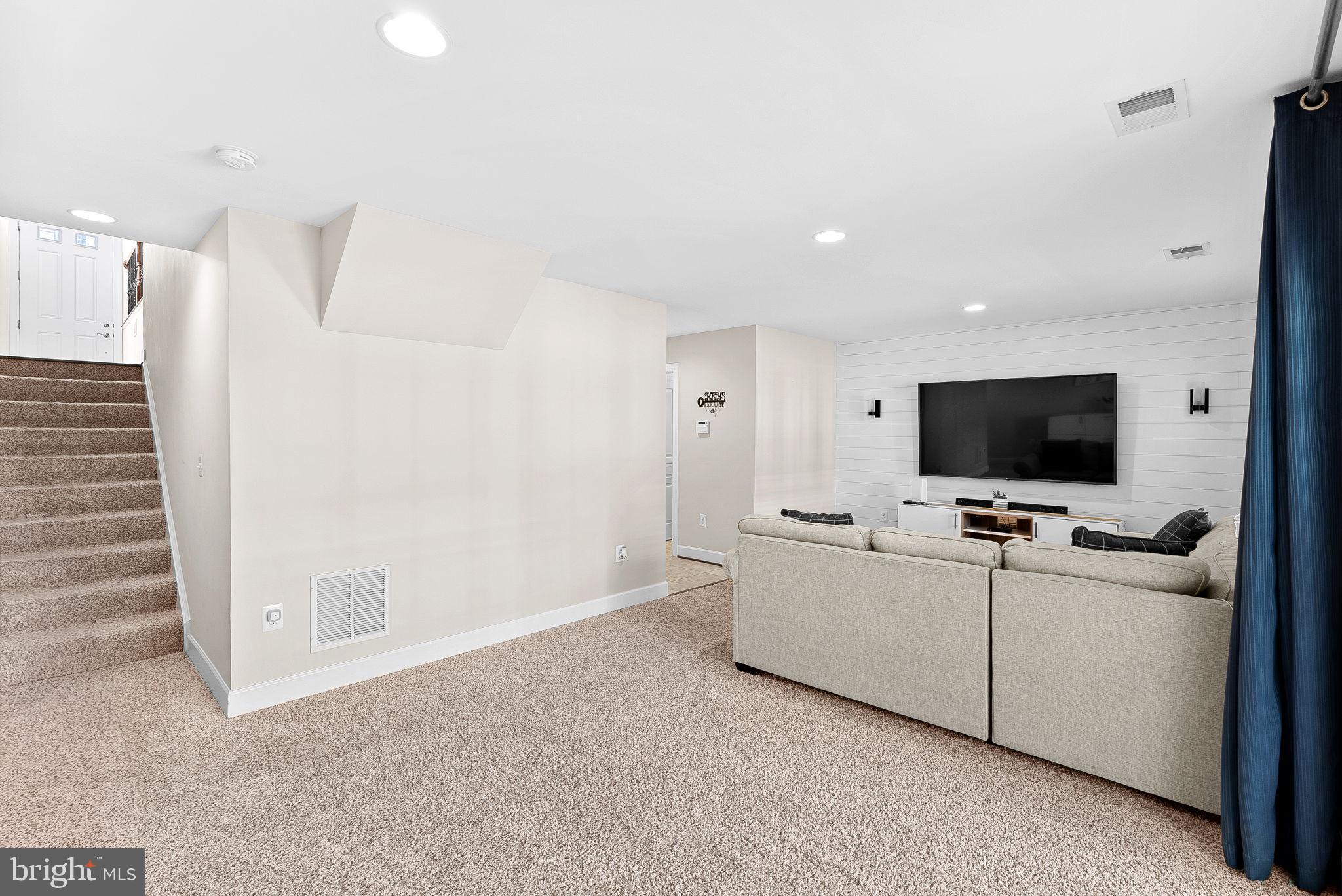 8943 ENGLEWOOD FARMS DRIVE