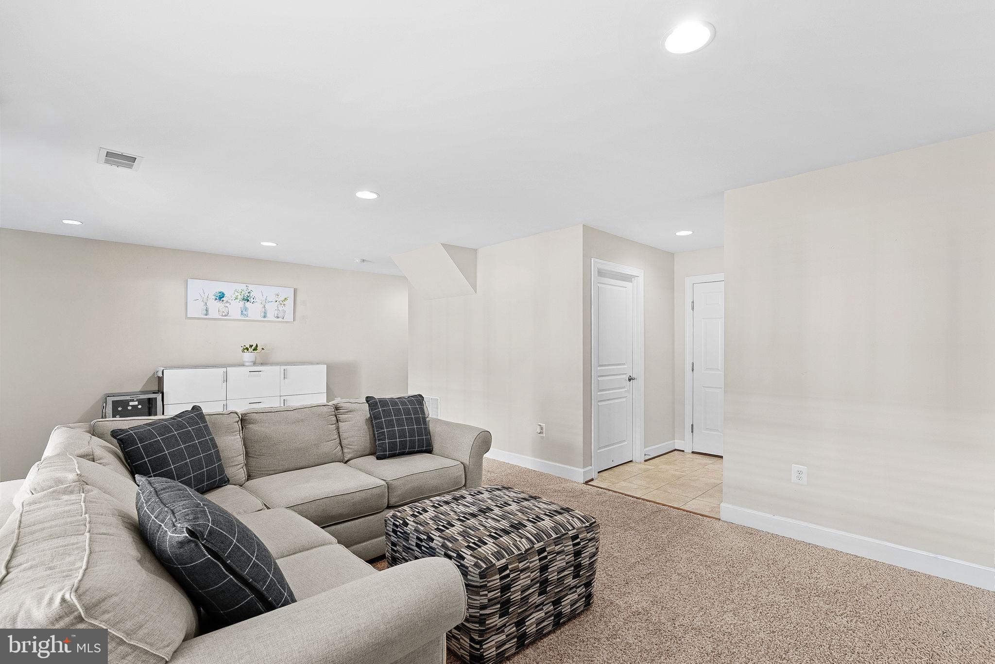 8943 ENGLEWOOD FARMS DRIVE