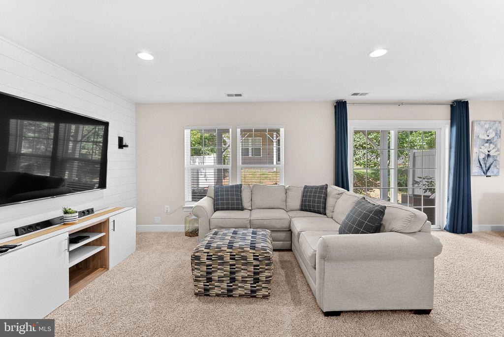 8943 ENGLEWOOD FARMS DRIVE