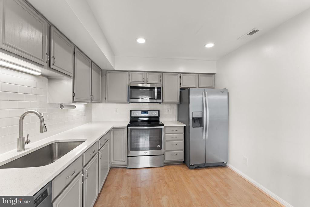 8068 STONEWALL BRIGADE COURT 204