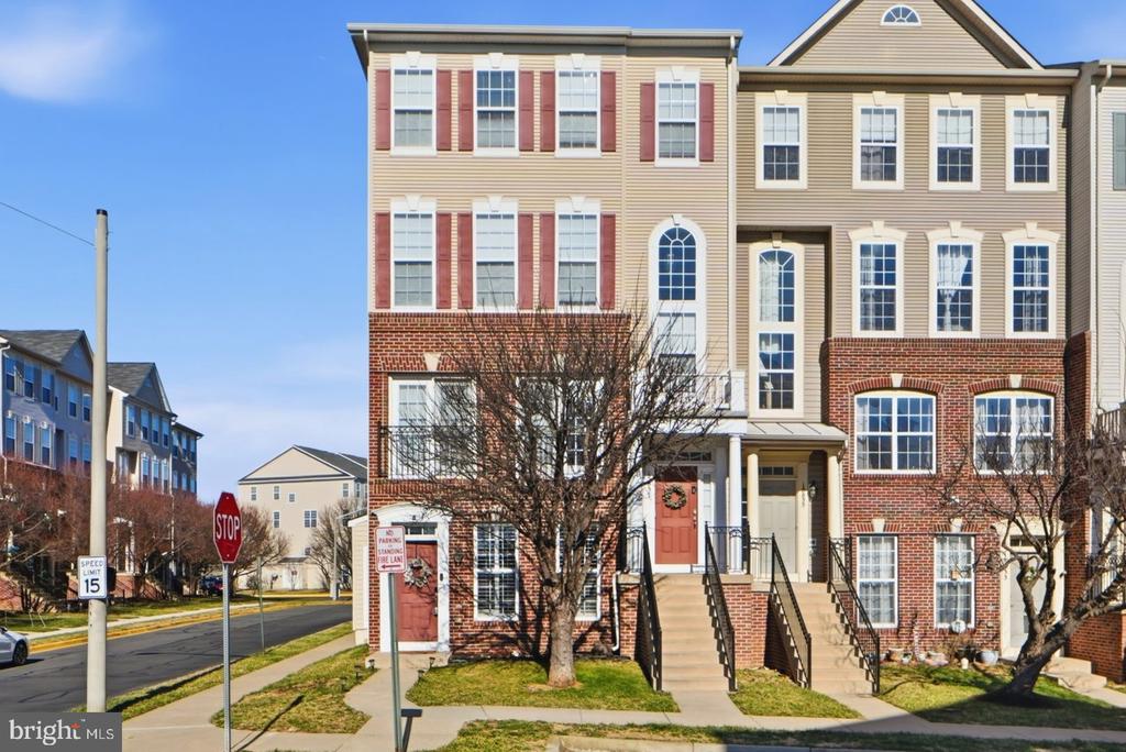 15839 JOHN DISKIN CIRCLE