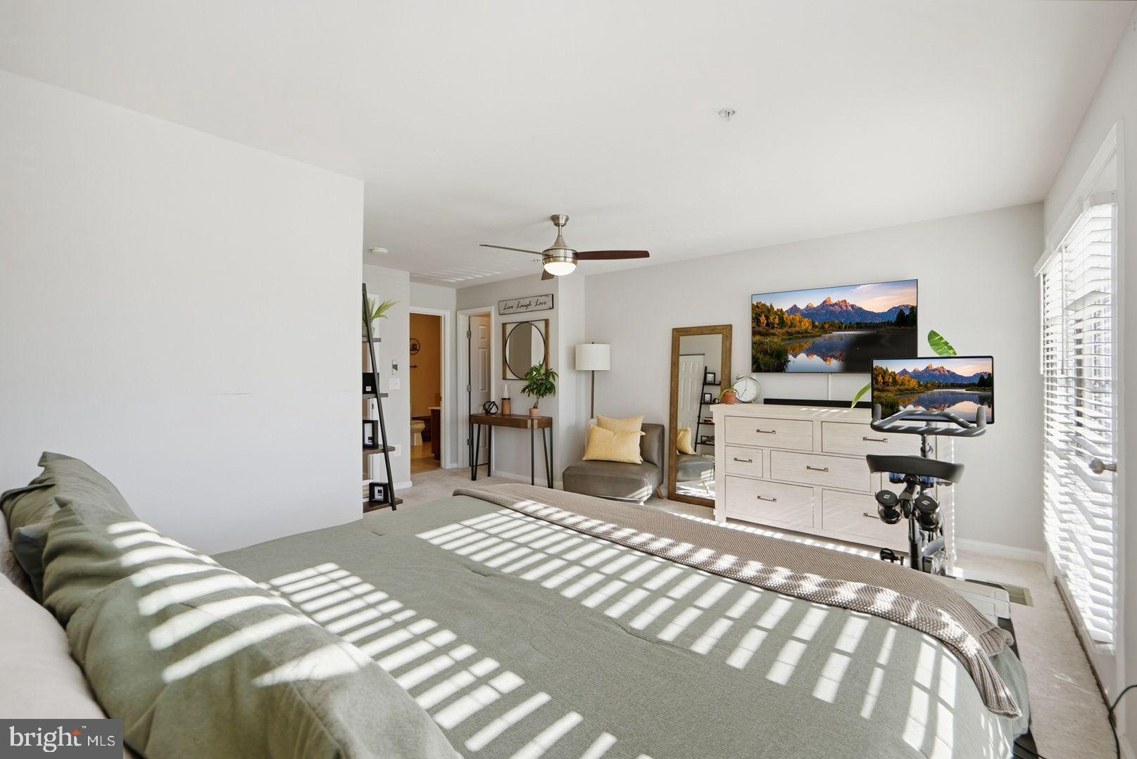 15839 JOHN DISKIN CIRCLE