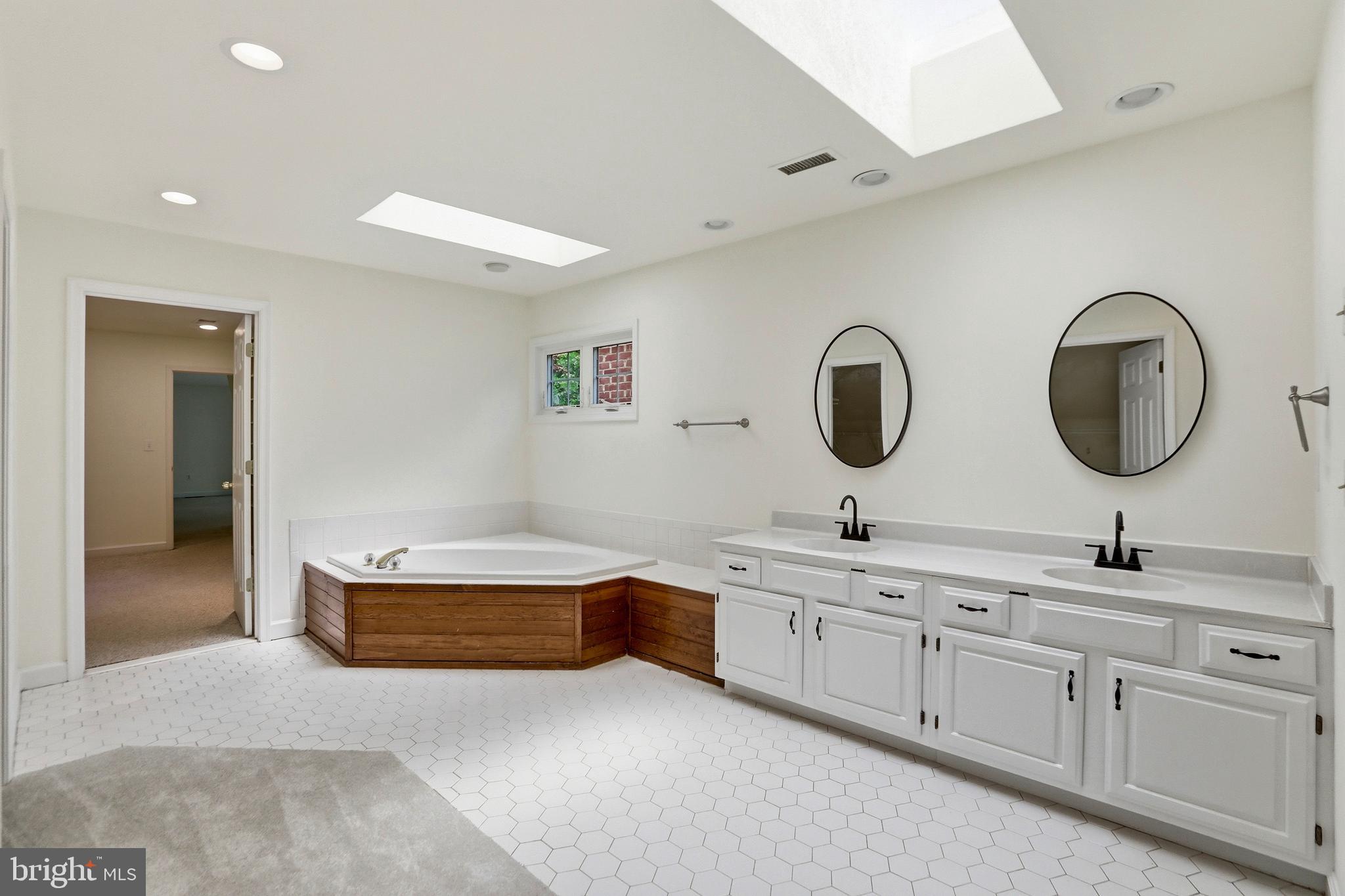7008 TRAPPERS COURT