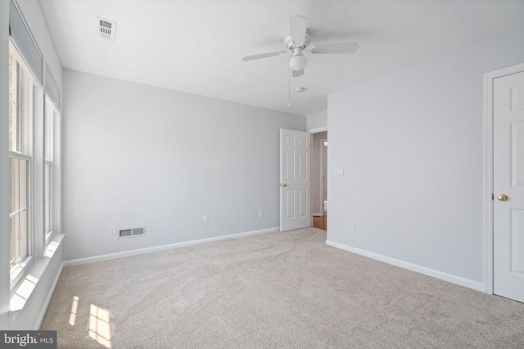 6472 COLONIAL VILLAGE LOOP