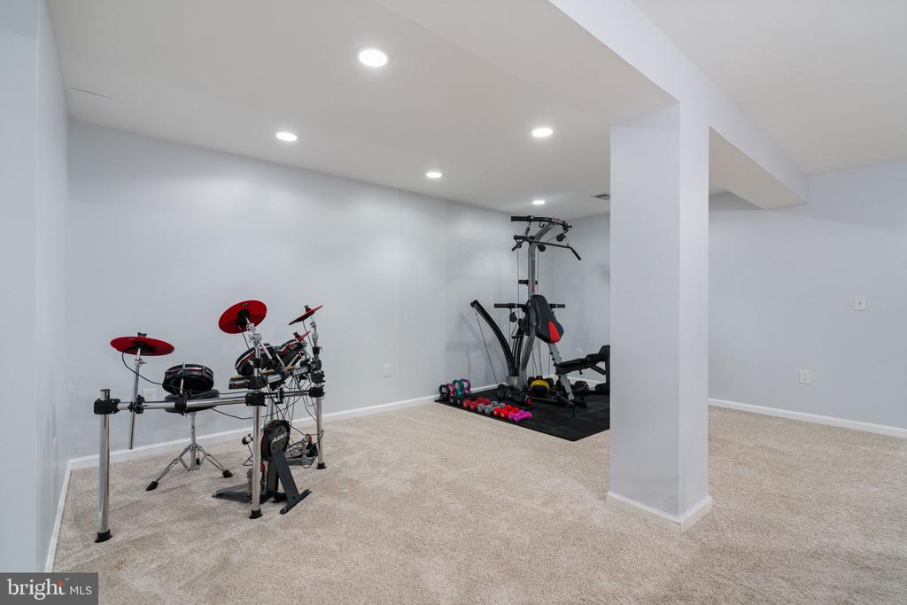6472 COLONIAL VILLAGE LOOP