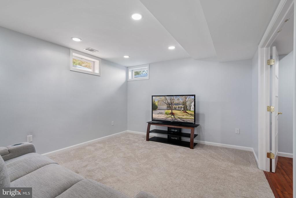 6472 COLONIAL VILLAGE LOOP