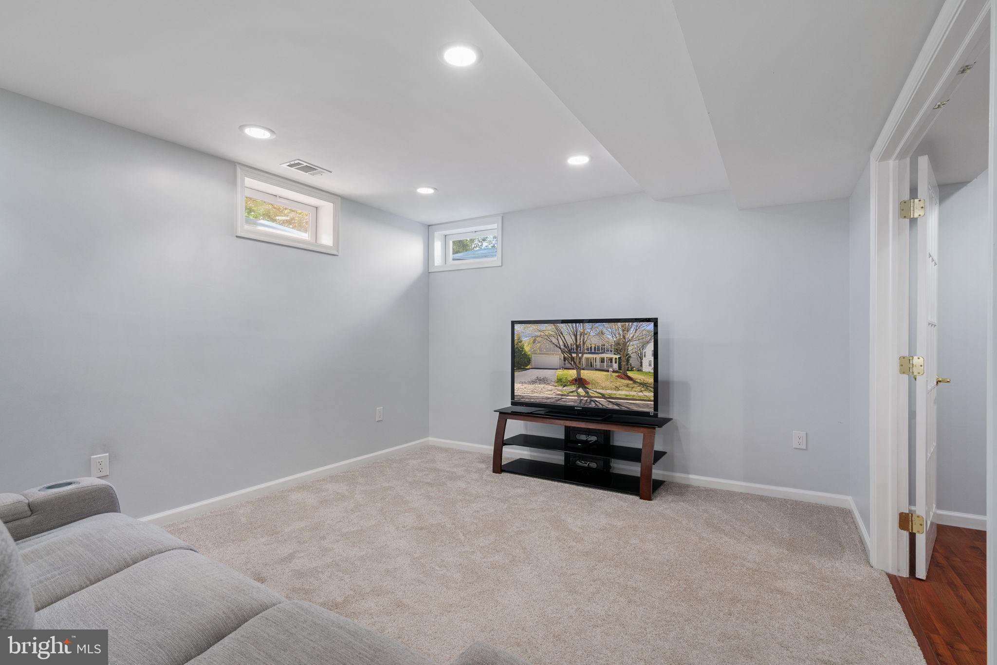 6472 COLONIAL VILLAGE LOOP