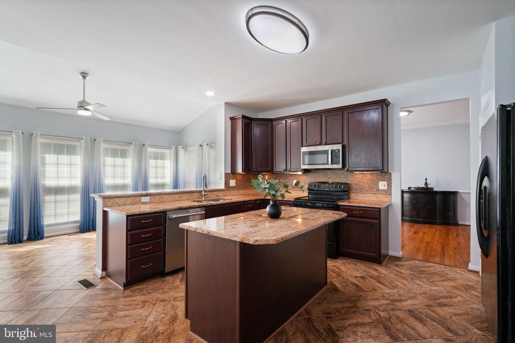 6472 COLONIAL VILLAGE LOOP