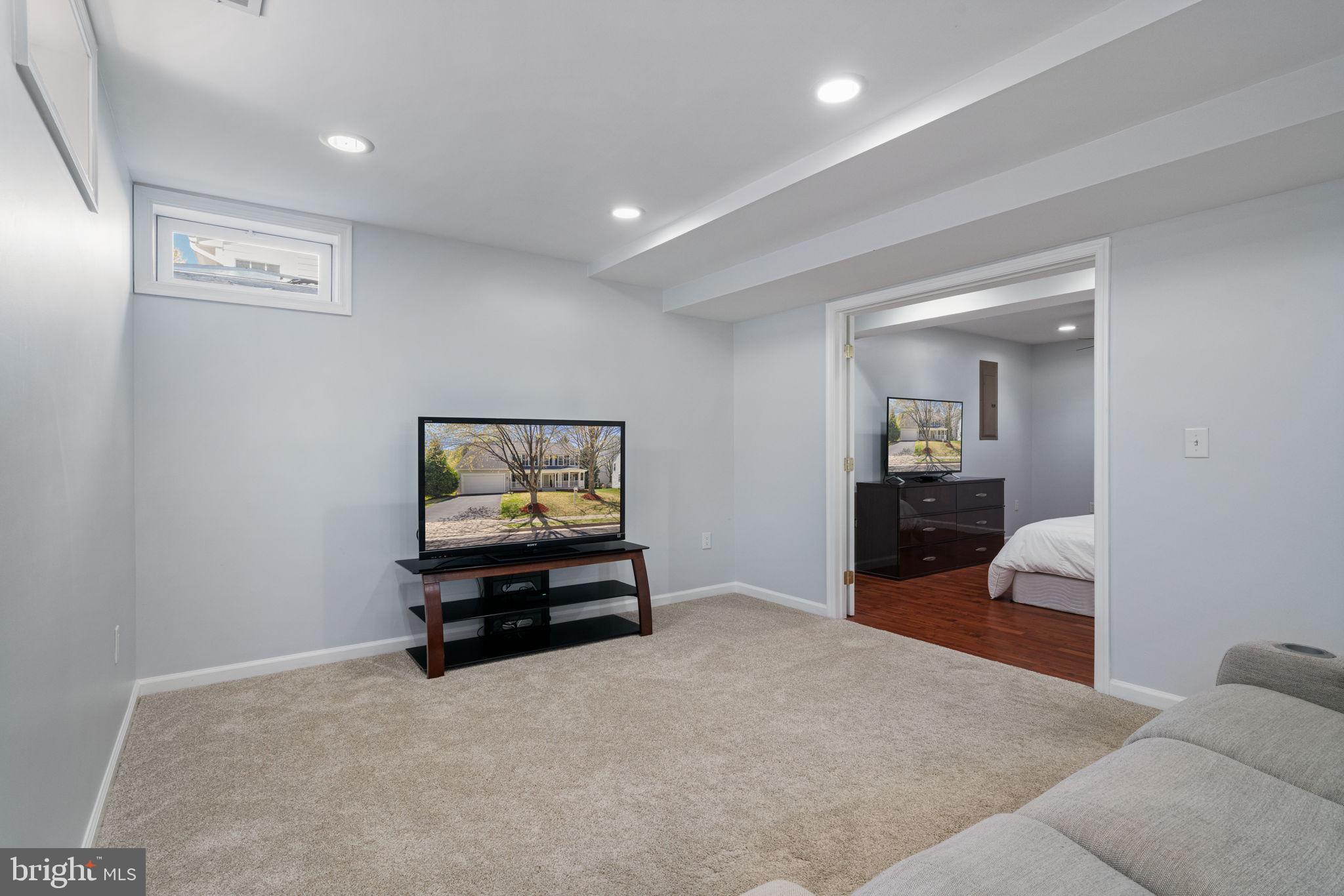 6472 COLONIAL VILLAGE LOOP