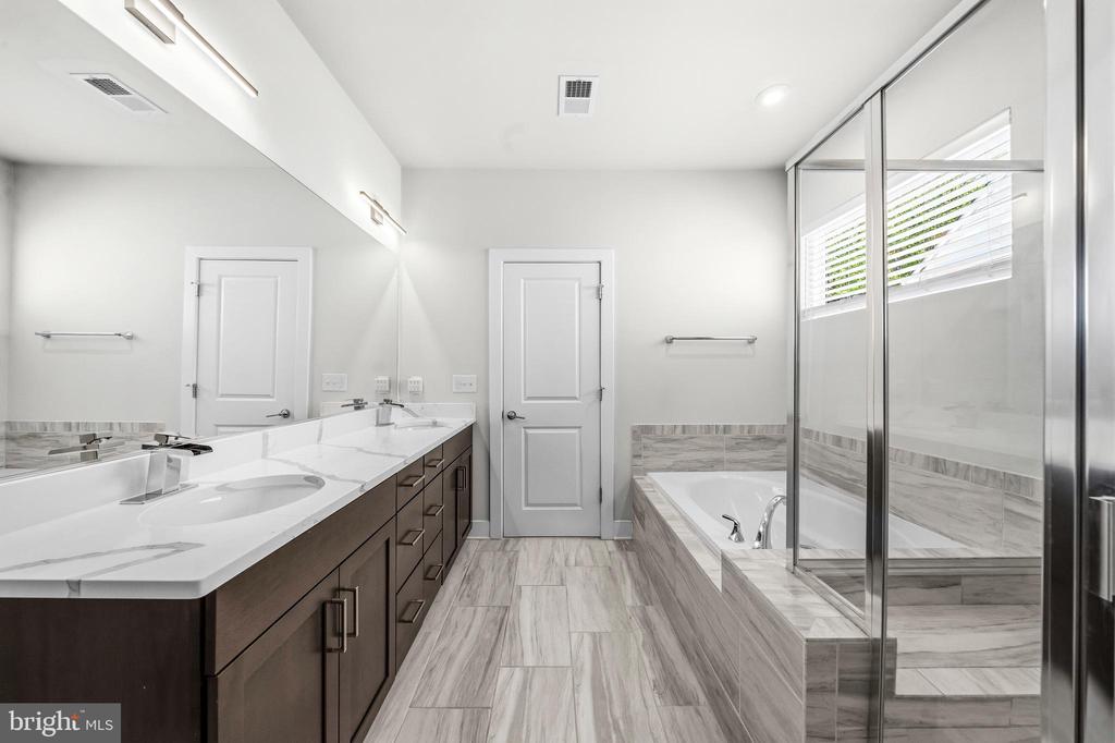 2020 SILVER SYCAMORE LANE