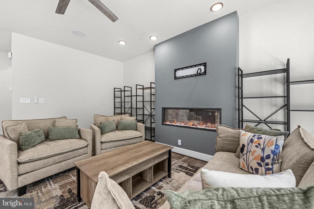 2020 SILVER SYCAMORE LANE