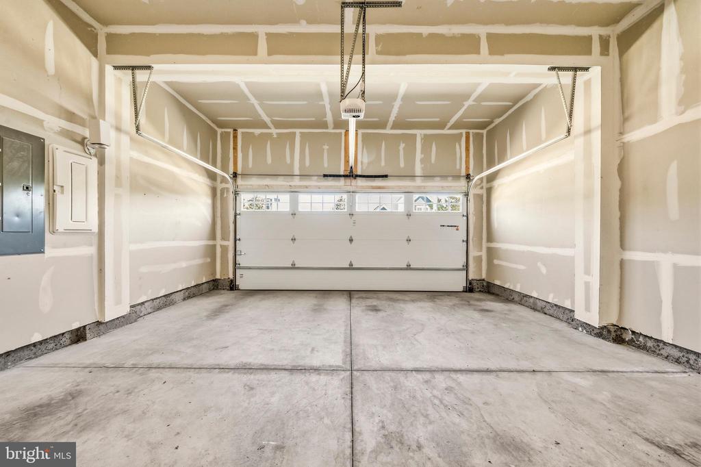 2020 SILVER SYCAMORE LANE