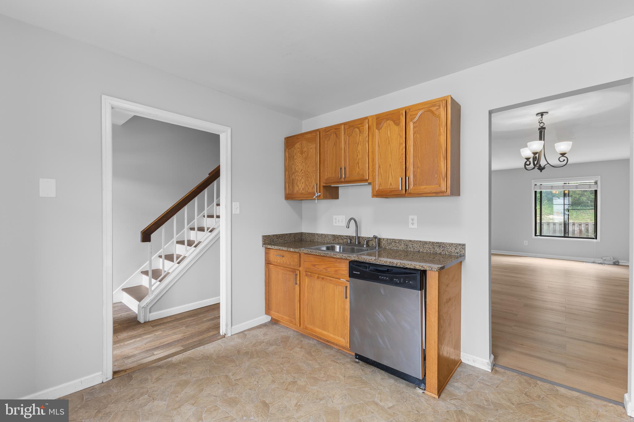2813 CAMBRIDGE DRIVE