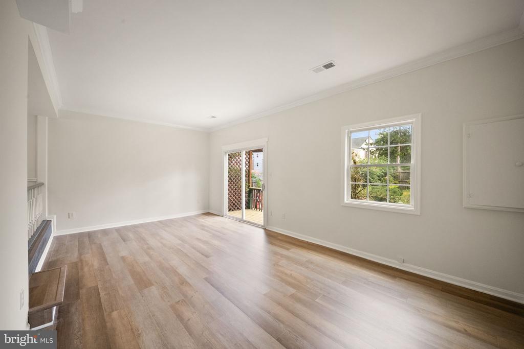 7379 COLTON LANE