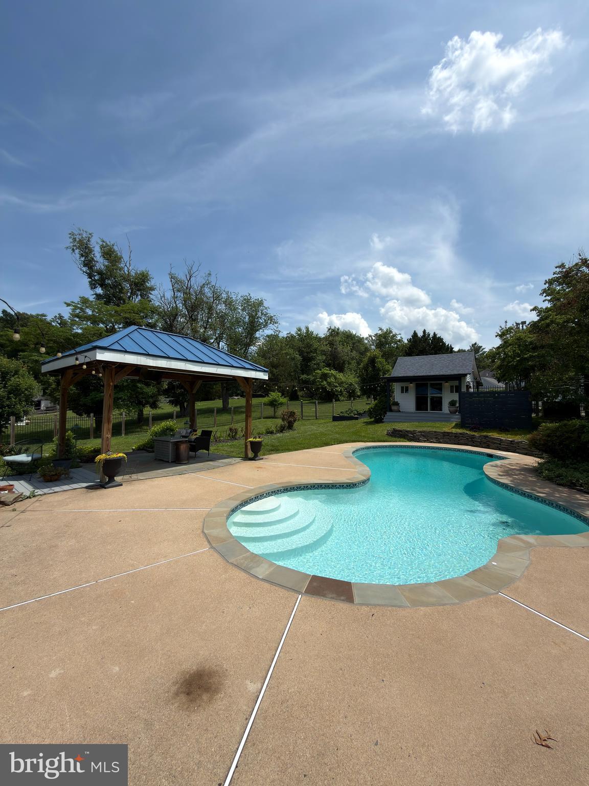 7105 SIGNAL HILL ROAD
