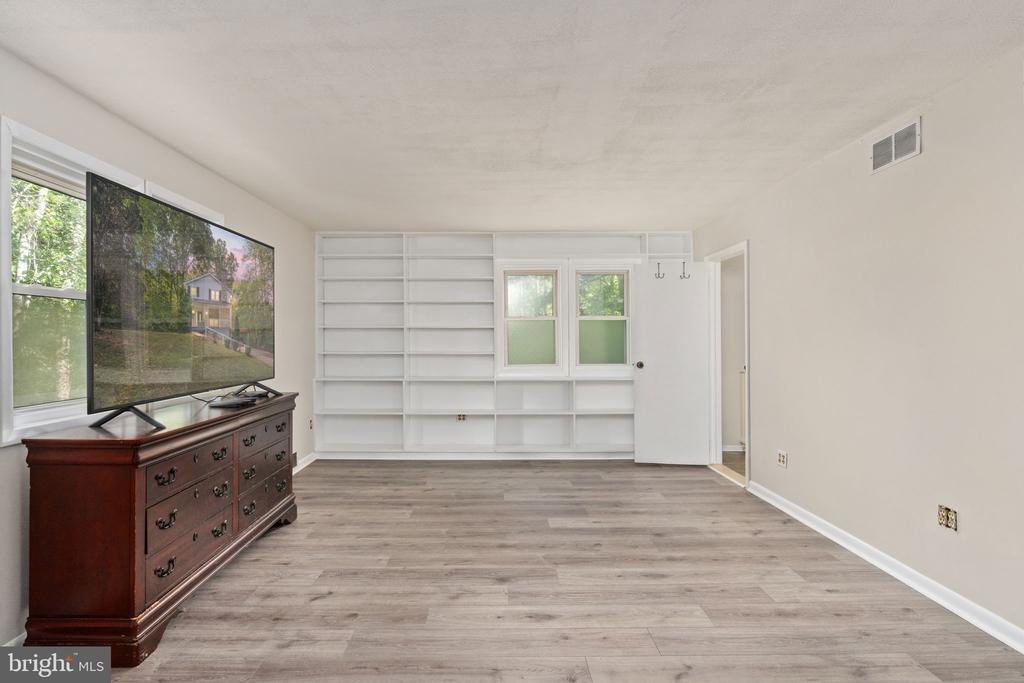 8610 ENGLEMAN LANE