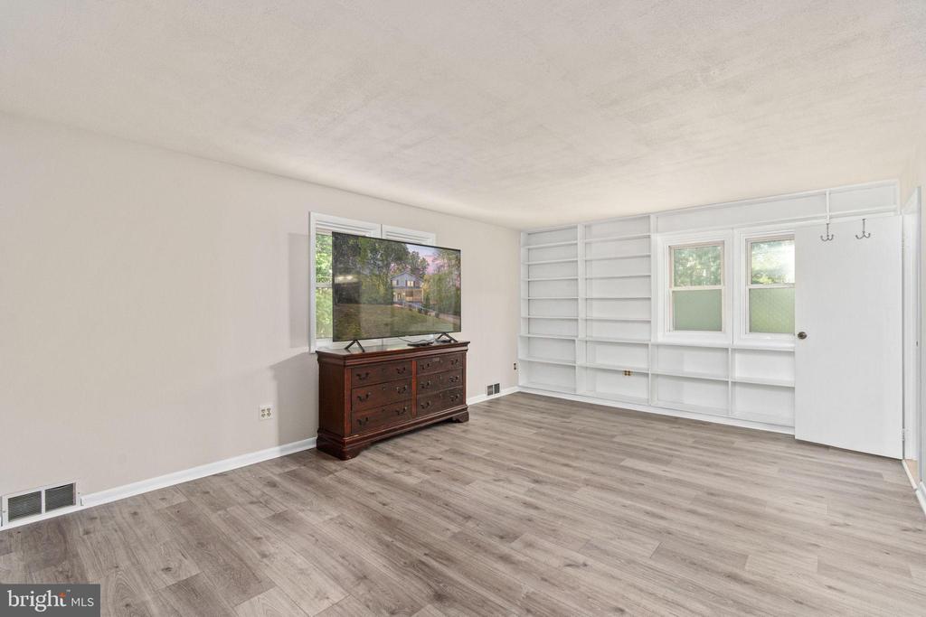 8610 ENGLEMAN LANE