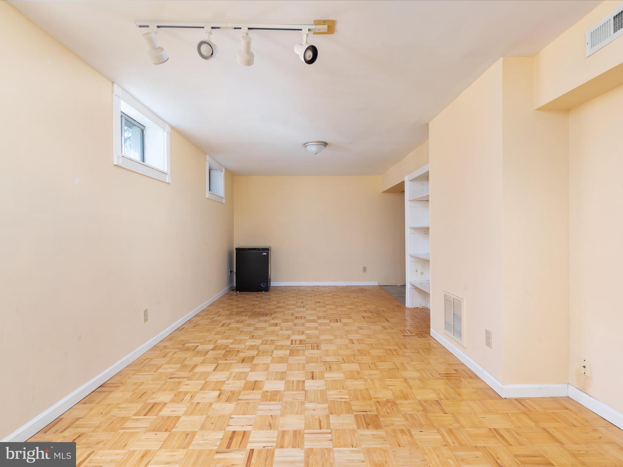 2032 Victoria Dr