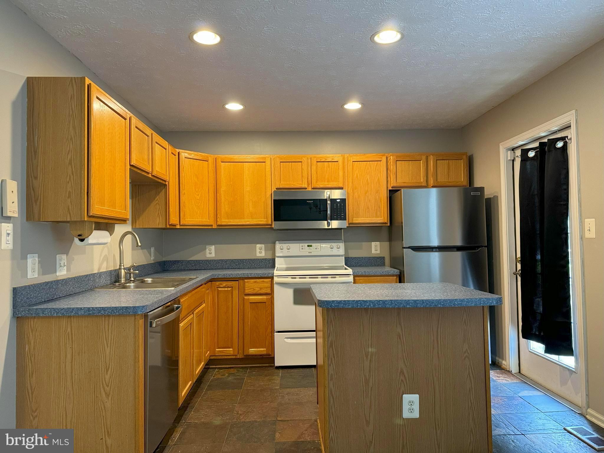 606 KENSINGTON DR