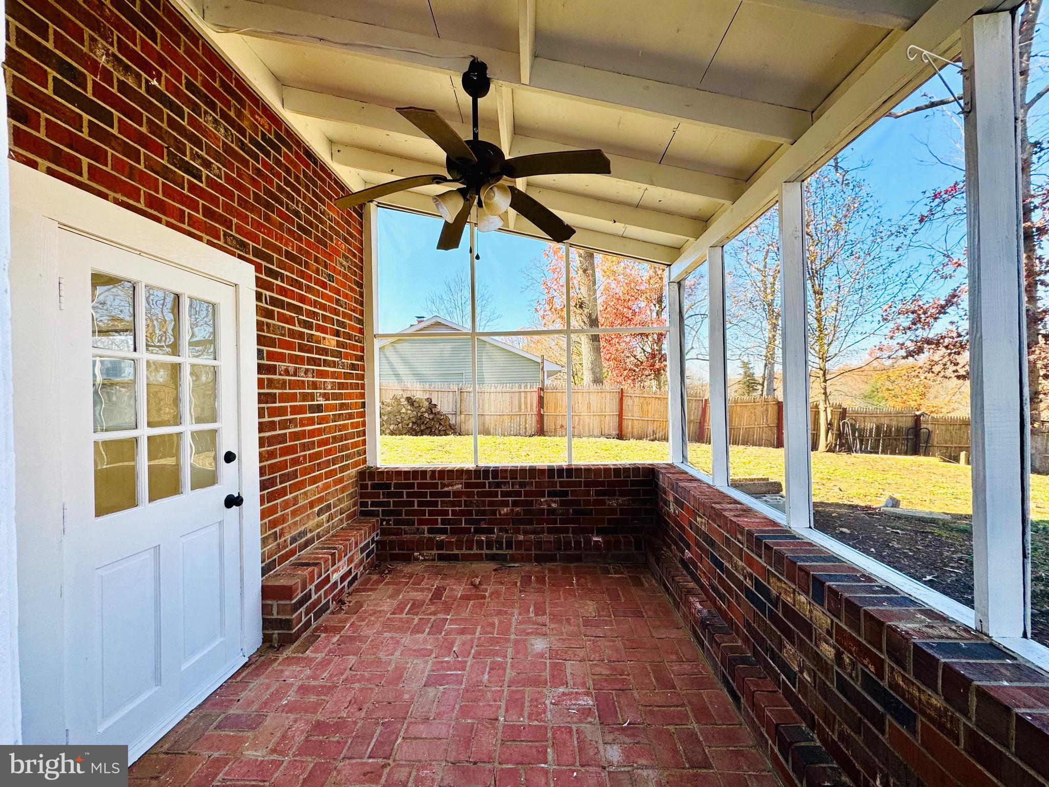 828 Spring Valley Dr