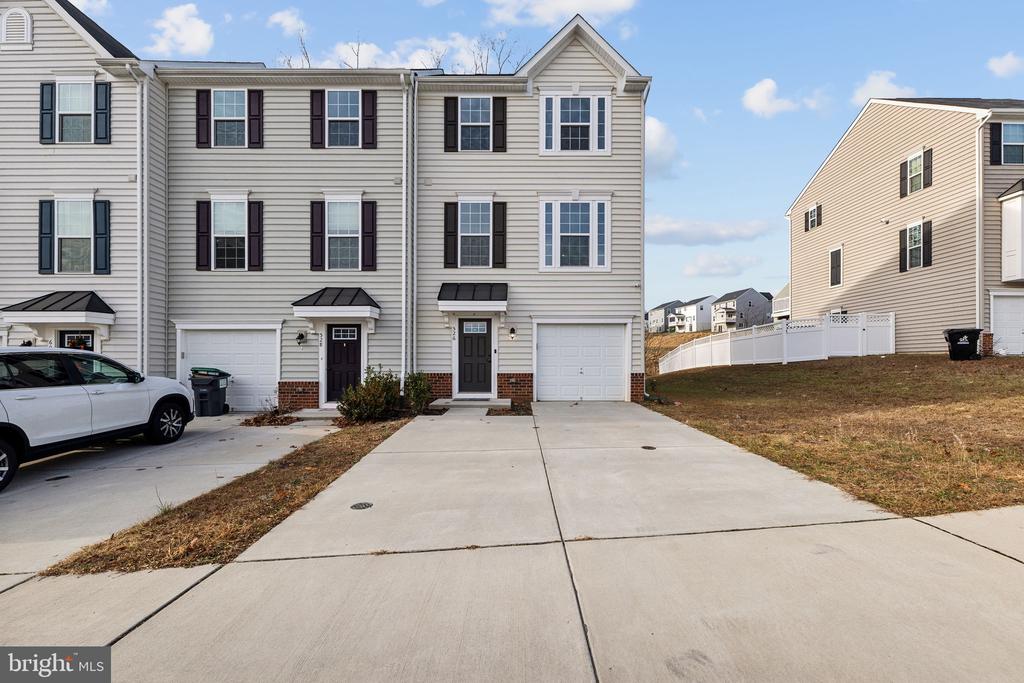 526 LANDING DR