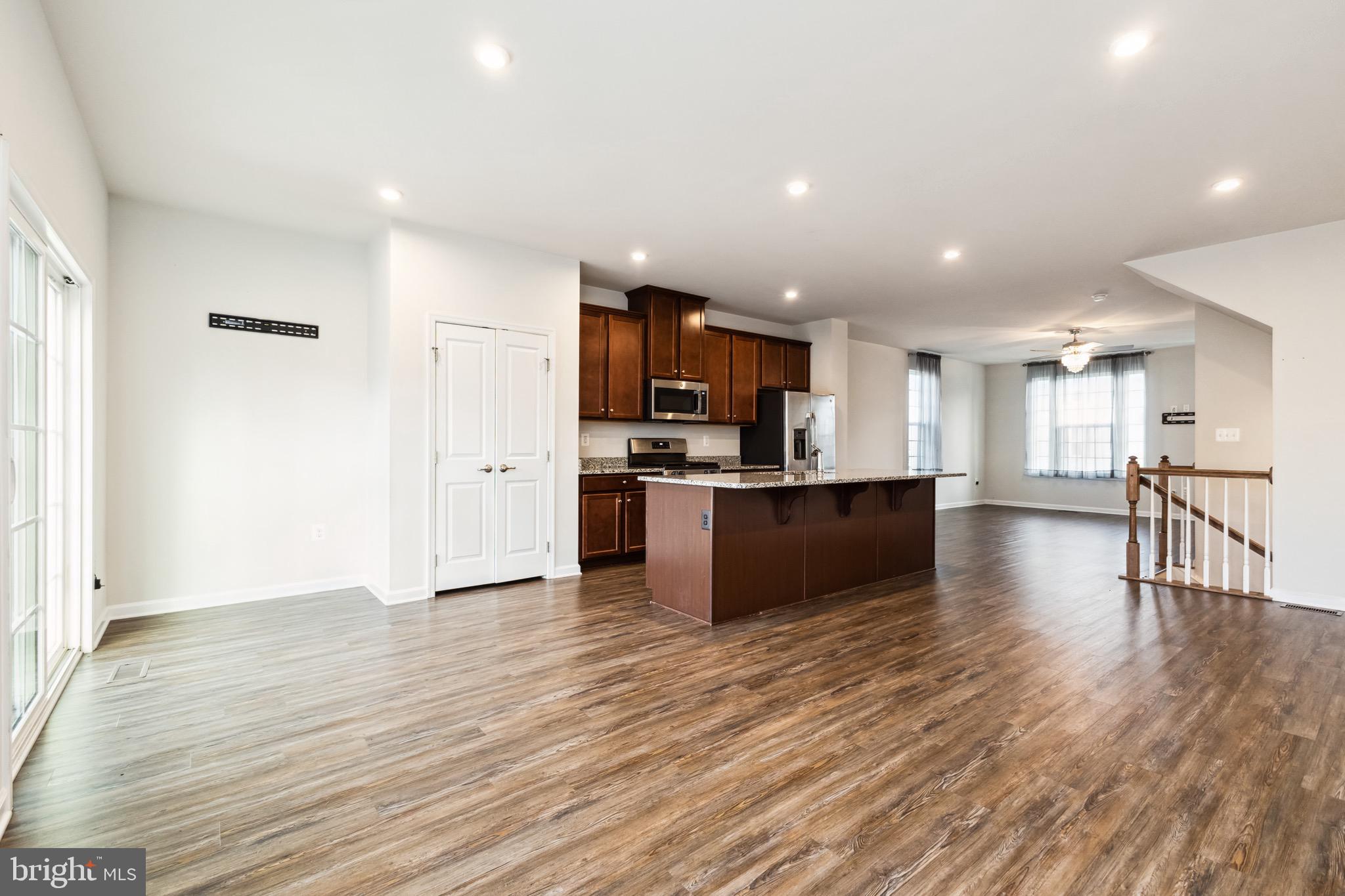 526 LANDING DR