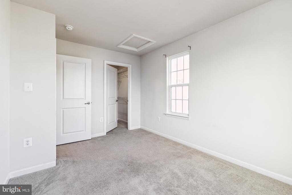 526 LANDING DR