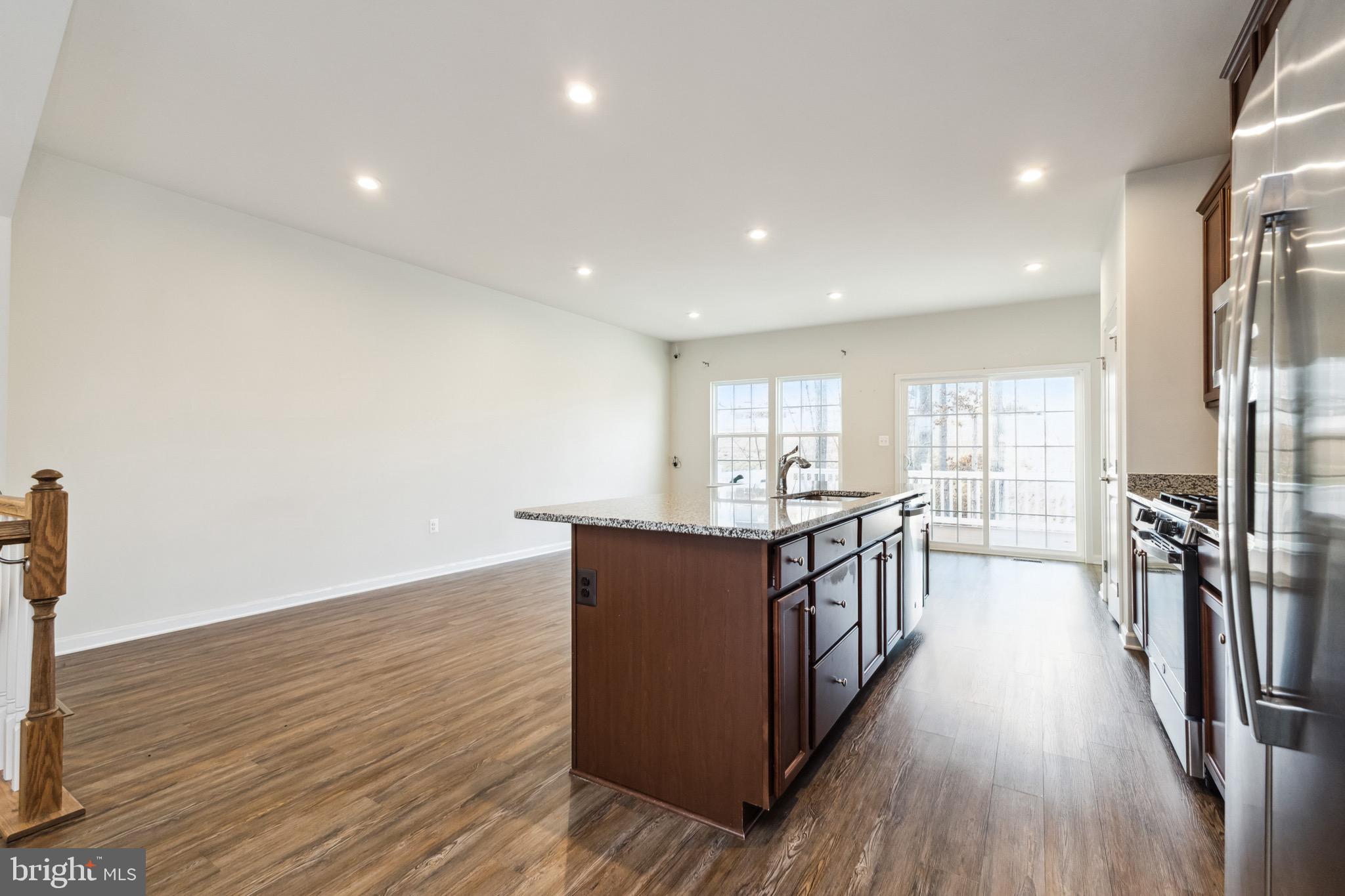 526 LANDING DR