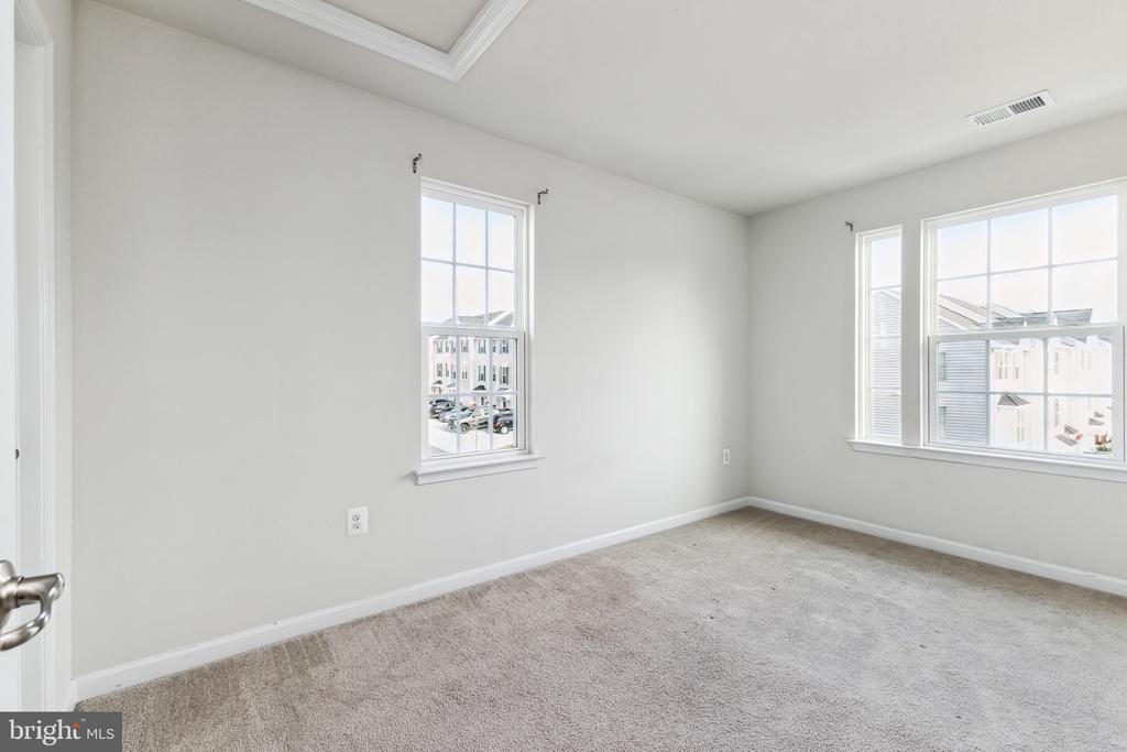 526 LANDING DR