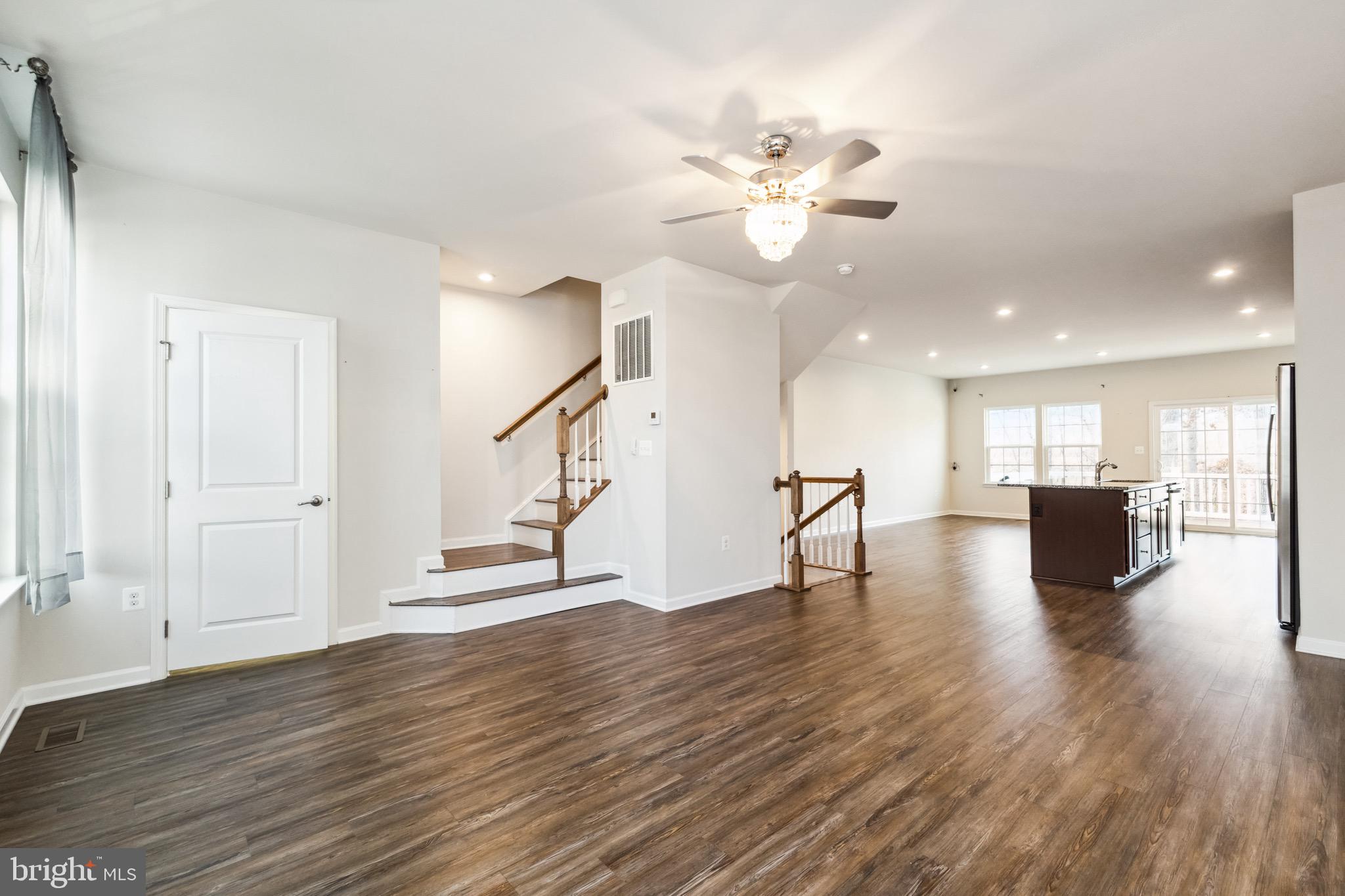 526 LANDING DR