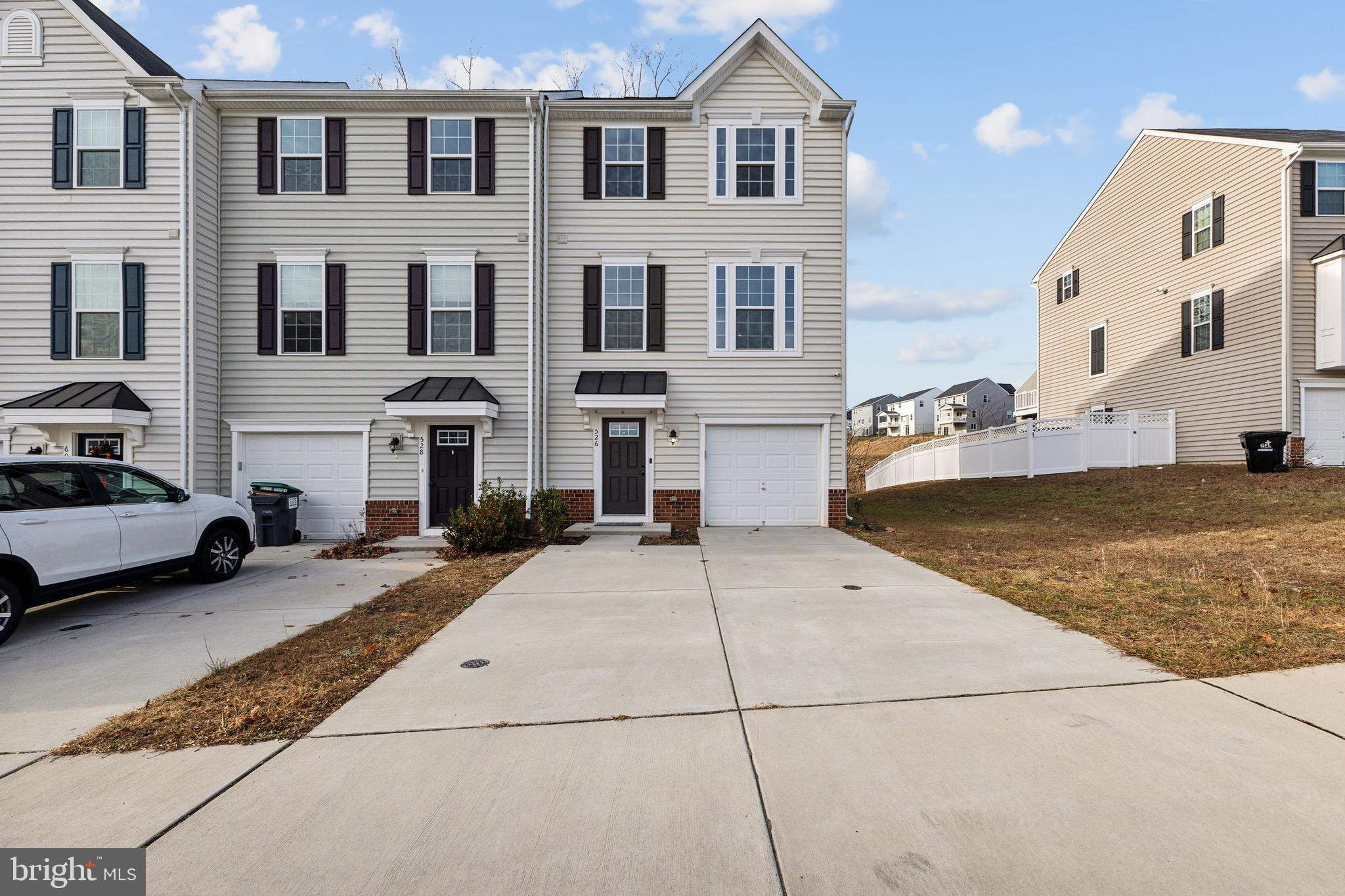526 LANDING DR
