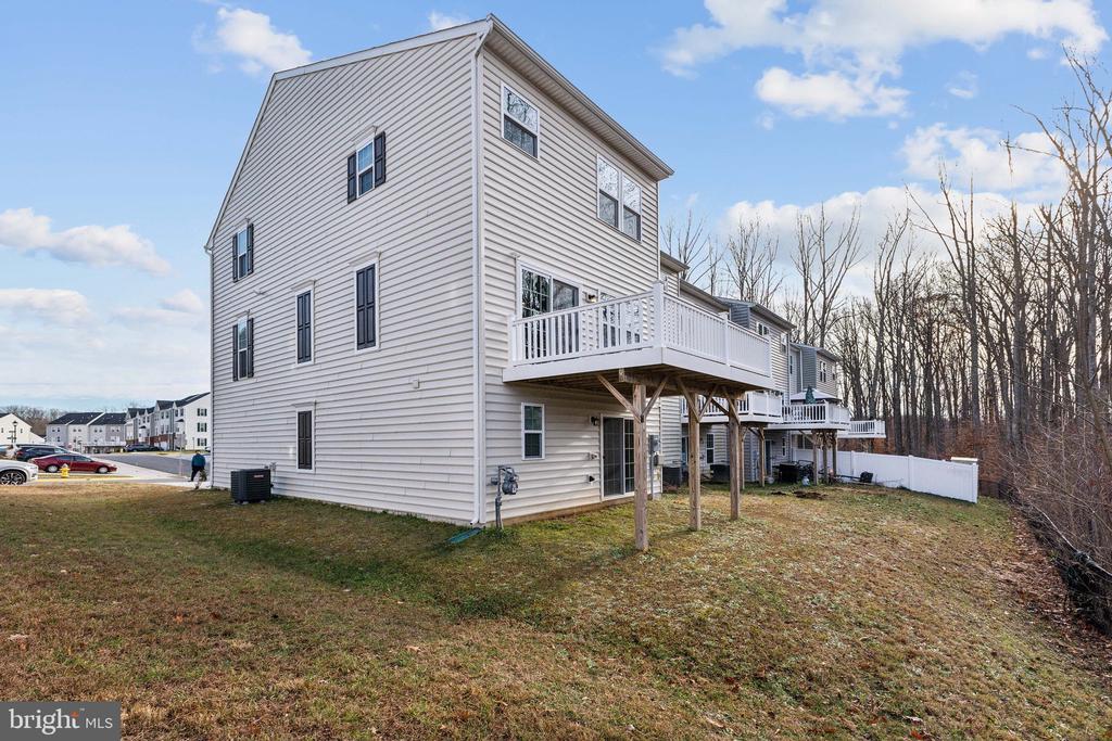 526 LANDING DR