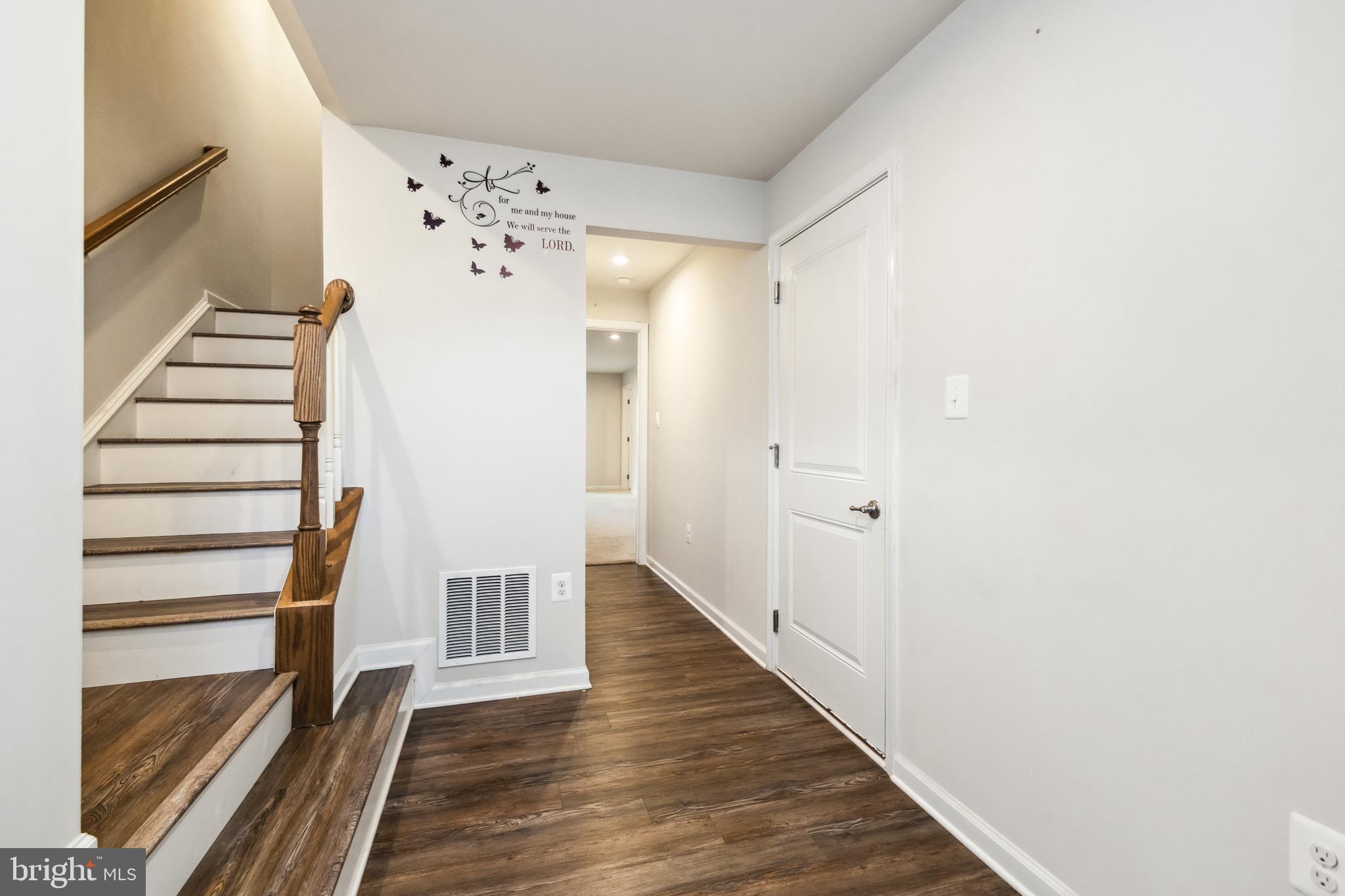 526 LANDING DR