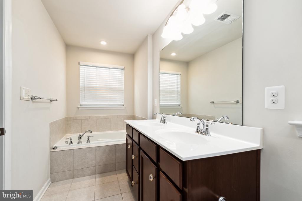 526 LANDING DR