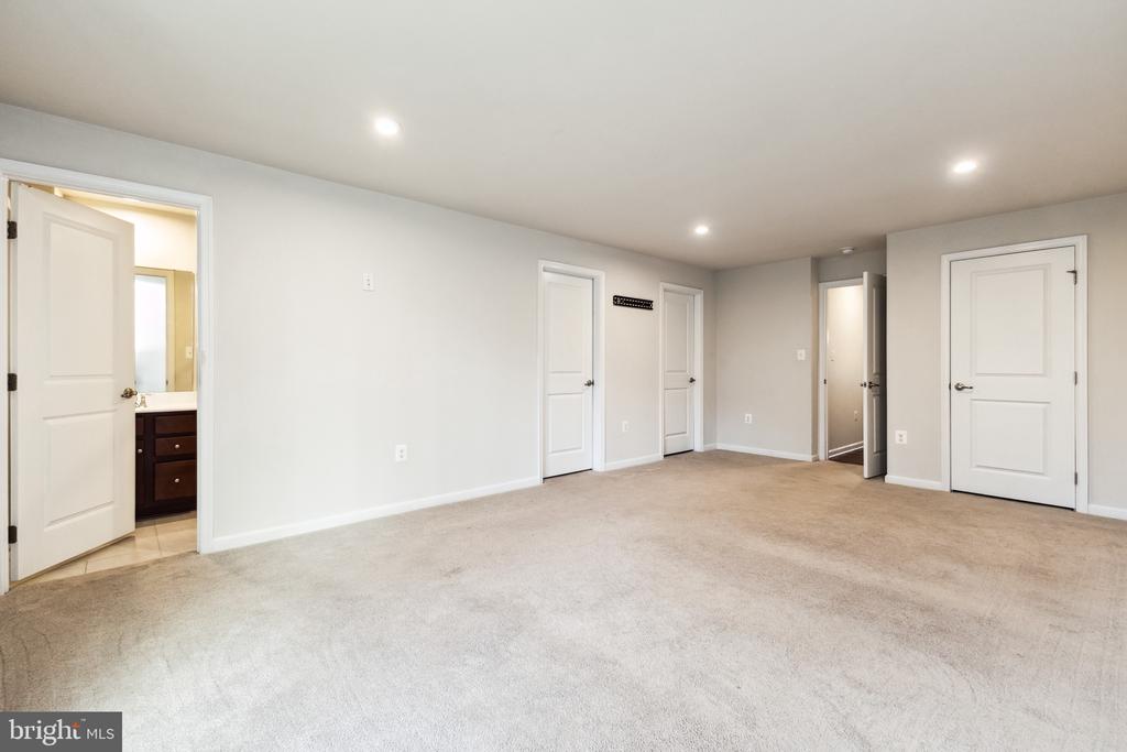 526 LANDING DR