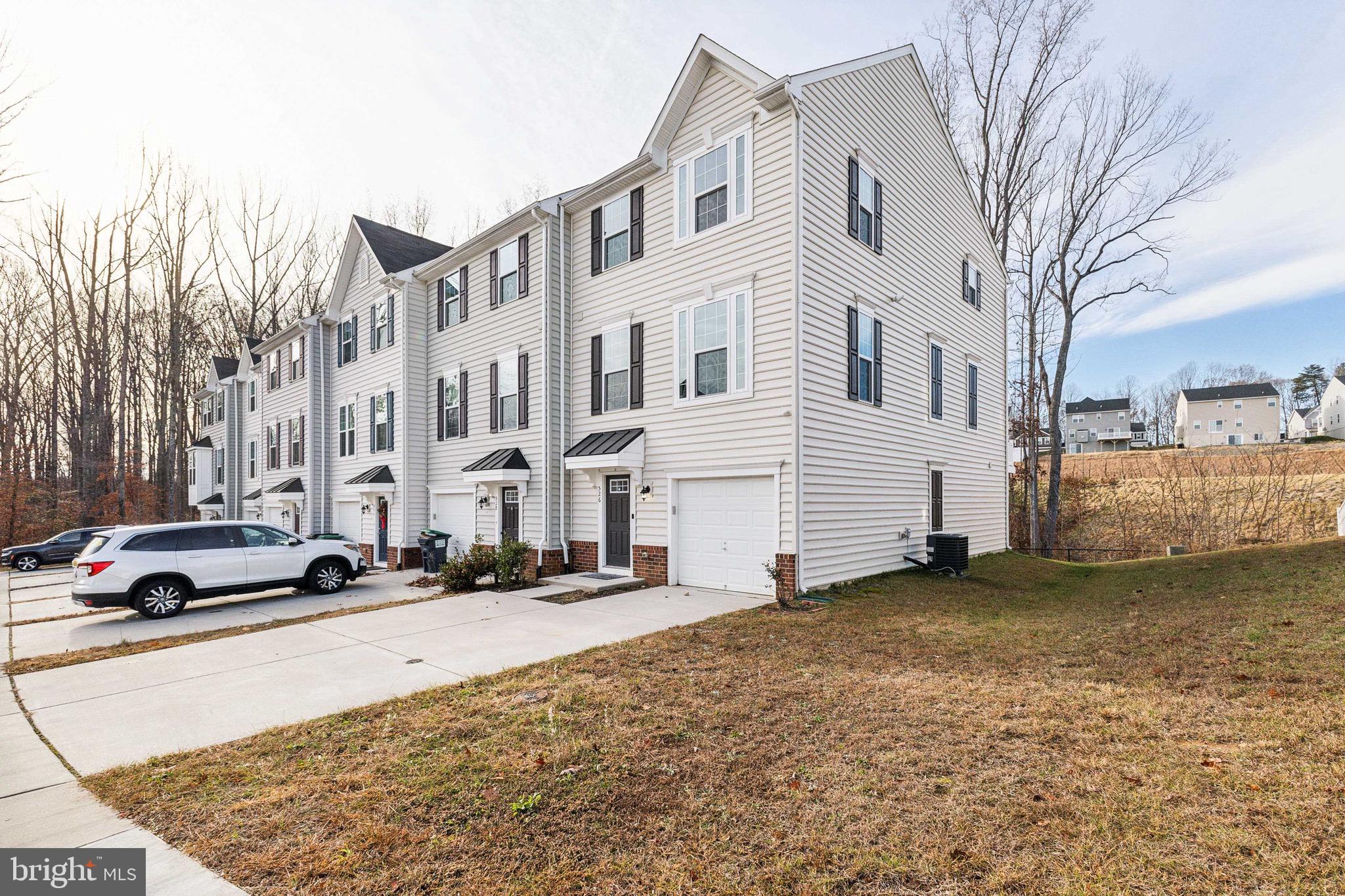526 LANDING DR
