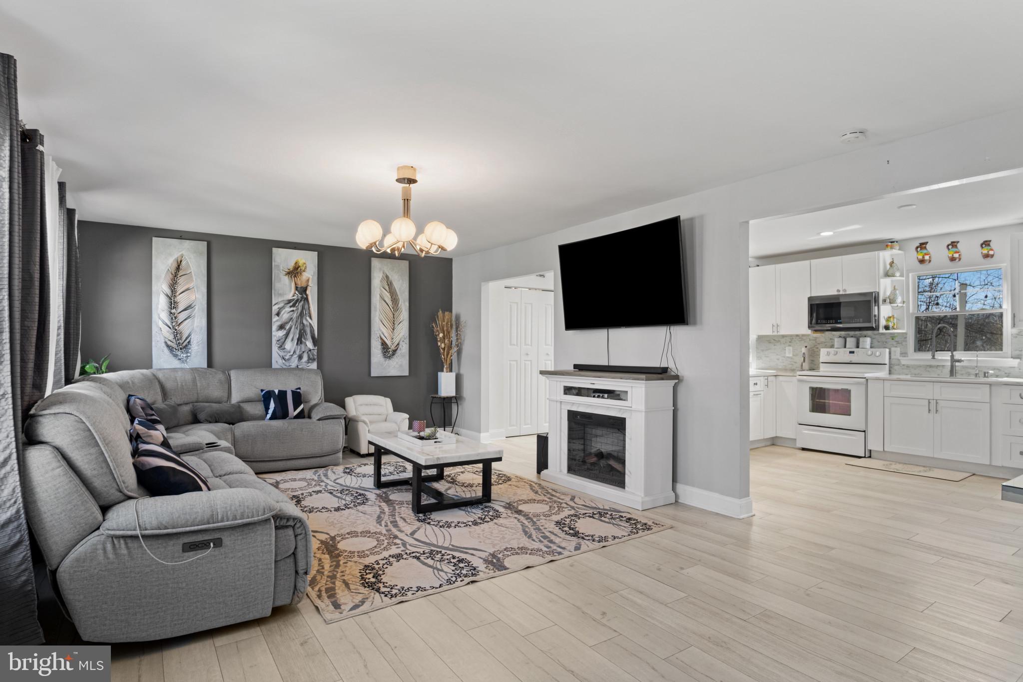 212 Pepper Tree Ln