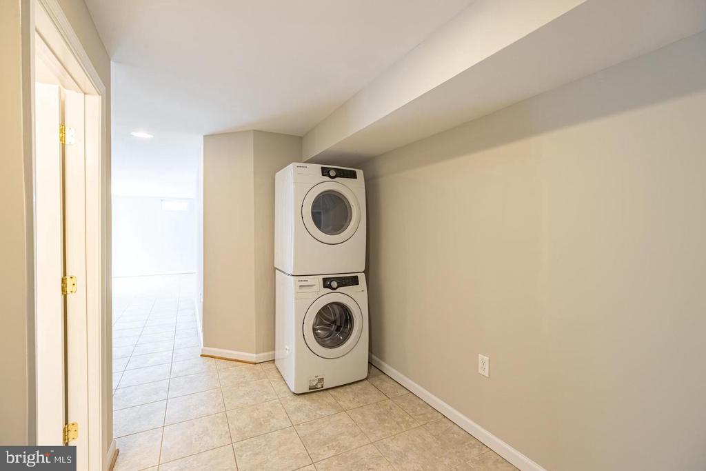 8 MINTWOOD DR