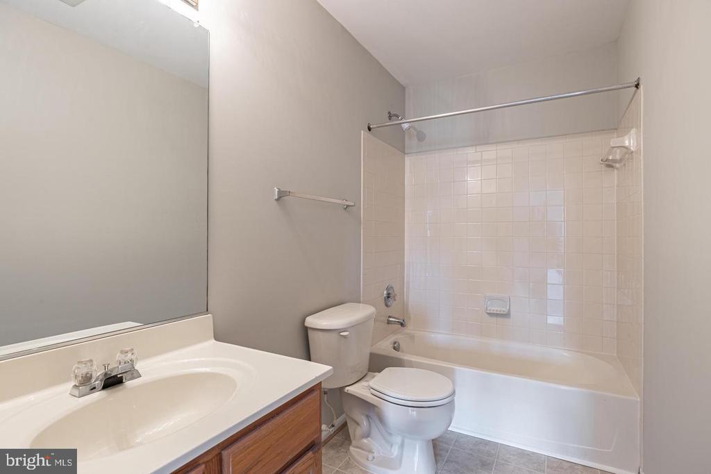 8 MINTWOOD DR