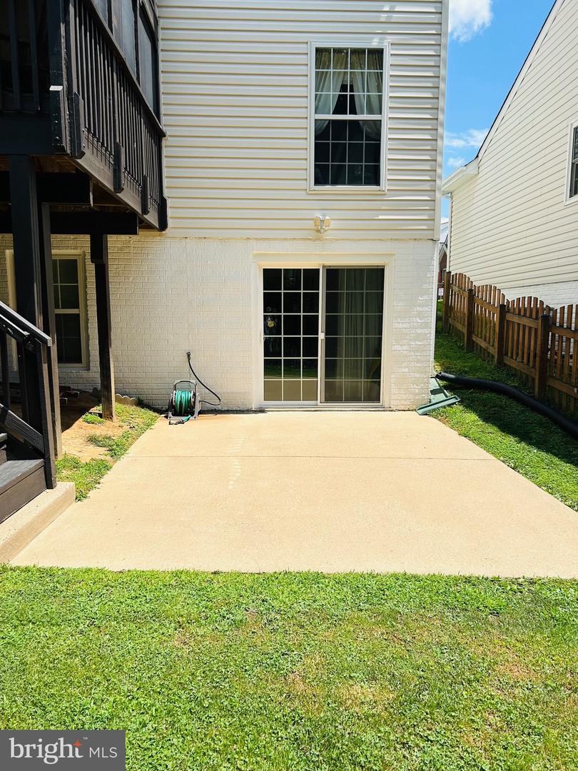 12 Lakeside Dr