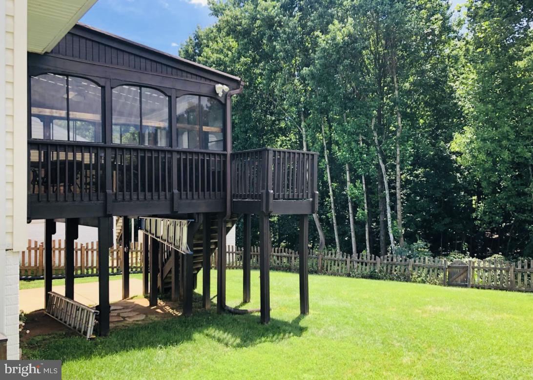 12 Lakeside Dr