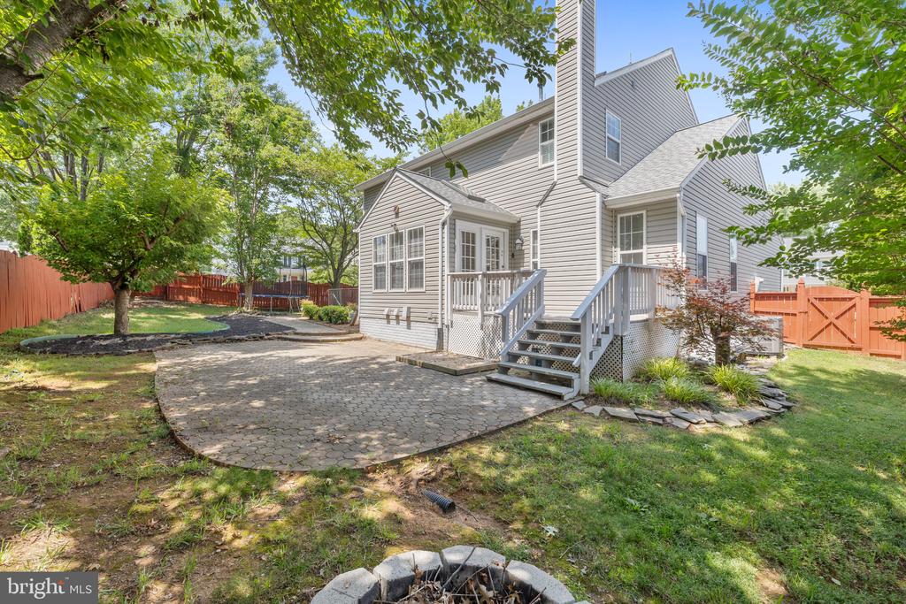 2 STONERIDGE COURT
