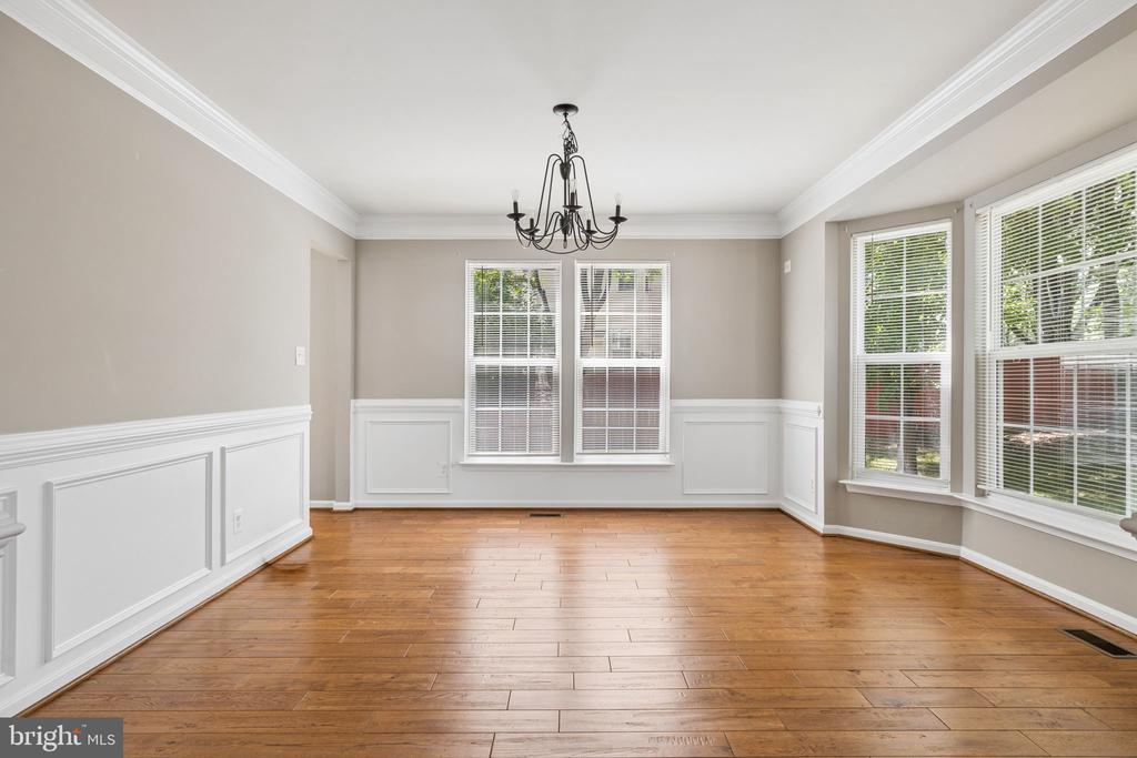 2 STONERIDGE COURT